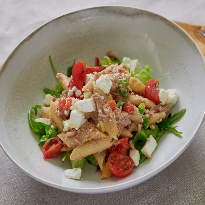 Salata od tunjevine 500 g – s feta sirom, tjesteninom, rajčicama, maslinama i kukuruzom