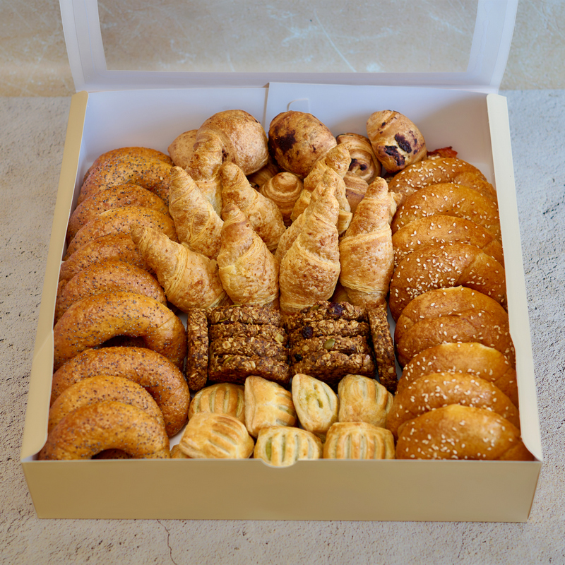Breakfast box s raznovrsnim slanim i slatkim zalogajima – mini kiflice, croissant, pužići i vegan cookie