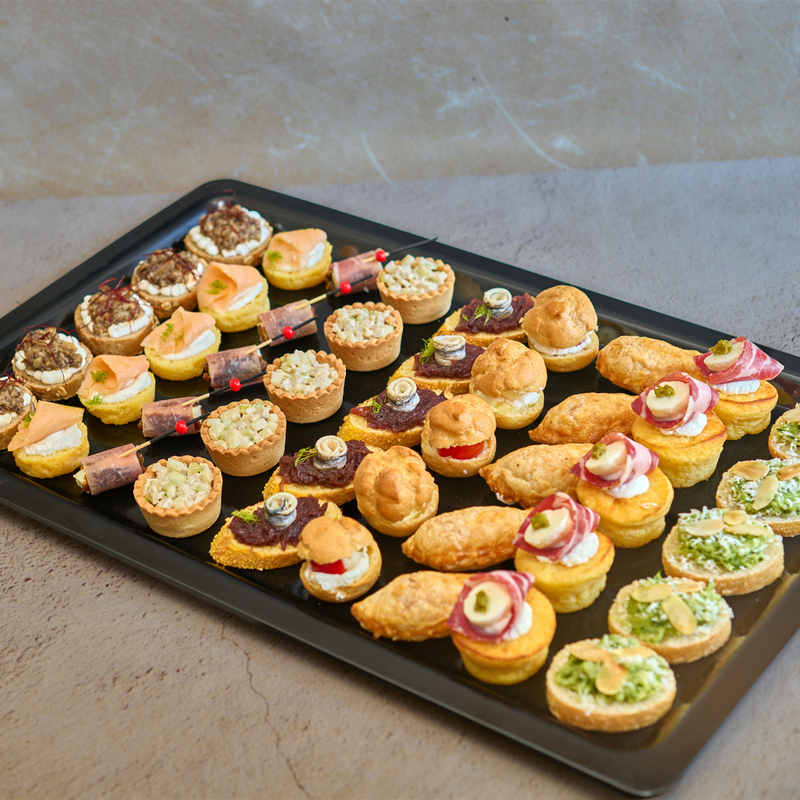 Premium finger food box s 45 kom zalogaja: bruschette, profiteroli, bline, tartalette i crostini
