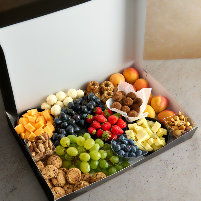 Fresh & Sweet Box – kombinacija voća, orašida i slatkih zalogaja, 3 kg